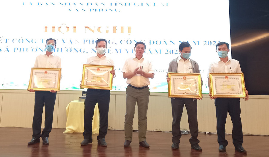 Đại diện 4 tập thể lao động xuất sắc nhận bằng khen của Chủ tịch UBND tỉnh. Ảnh: Anh Huy Đại diện 4 tập thể lao động xuất sắc vinh dự nhận bằng khen của Chủ tịch UBND tỉnh. Ảnh: Anh Huy