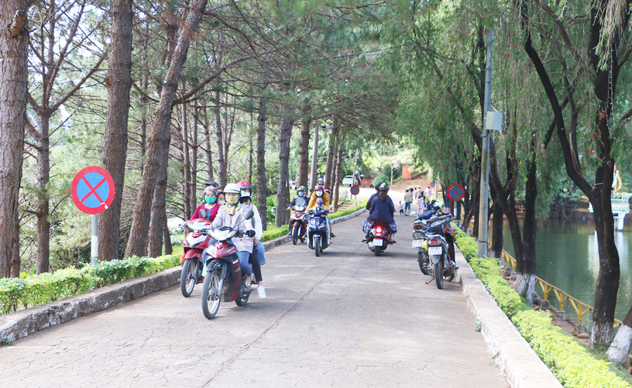 Công viên Diên Hồng (TP. Pleiku) được nhiều gia đình, bạn trẻ chọn đến để vui chơi, chụp ảnh lưu niệm trong ngày Tết Dương lịch. Ảnh: Quang Tấn Công viên Diên Hồng được nhiều gia đình, bạn trẻ chọn đến để vui chơi, chụp ảnh lưu niệm trong ngày Tết Dương lịch. Ảnh: Quang Tấn