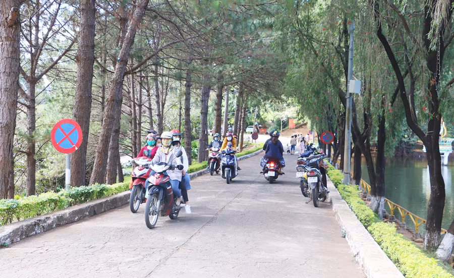 Công viên Diên Hồng được nhiều gia đình, bạn trẻ chọn đến để vui chơi, chụp ảnh lưu niệm trong ngày Tết Dương lịch. Ảnh: Quang Tấn 