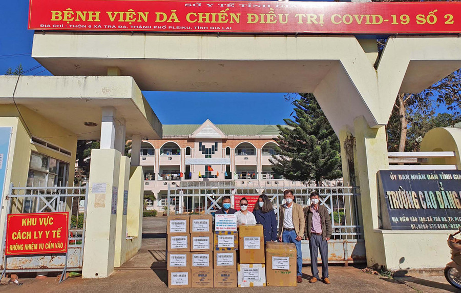 Các nhóm từ thiện trao thuốc, vật tư y tế cho Bệnh viện dã chiến điều trị Covid-19 số 2. Ảnh: Hà Phương Đoàn trao thuốc, vật tư y tế cho Bệnh viện dã chiến điều trị Covid-19 số 2. Ảnh: Hà Phương