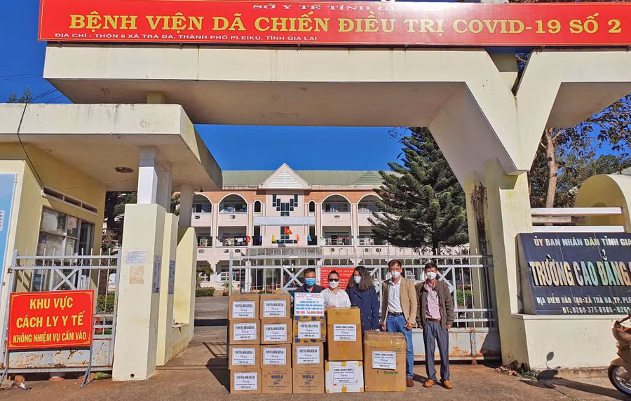 Đoàn trao thuốc, vật tư y tế cho Bệnh viện dã chiến điều trị Covid-19 số 2. Ảnh: Hà Phương