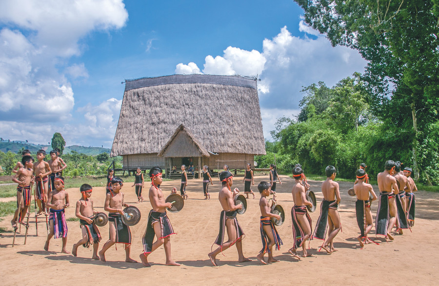 Đội cồng chiêng làng Kon Băh (xã Hà Tây, huyện Chư Păh) trong một buổi tập luyện. Ảnh: Nguyễn Linh Vinh Quốc