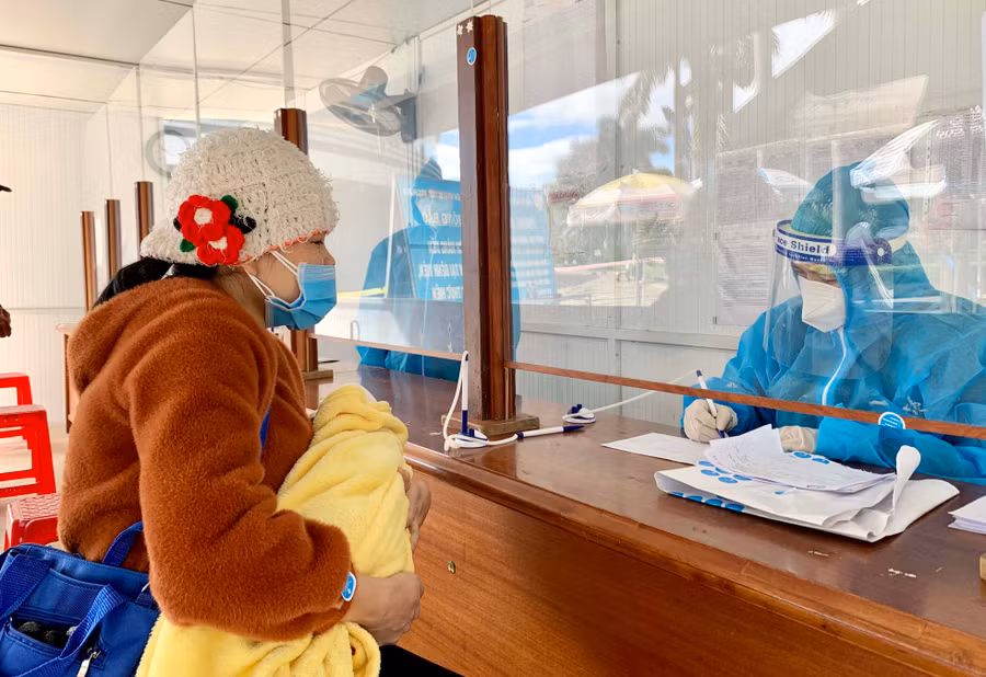 Người dân khai báo y tế trước khi vào khu khám bệnh tại Bệnh viện Đại học Y dược- Hoàng Anh Gia Lai. Ảnh: Như Nguyện