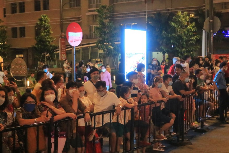 “Đường hoa Nguyễn Huệ như linh hồn của TP.HCM mỗi dịp Tết đến, xuân về. Mong rằng năm 2022 của tất cả chúng ta cũng rực rỡ như những bông hoa được trang trí tại đây”, anh Phúc hy vọng.