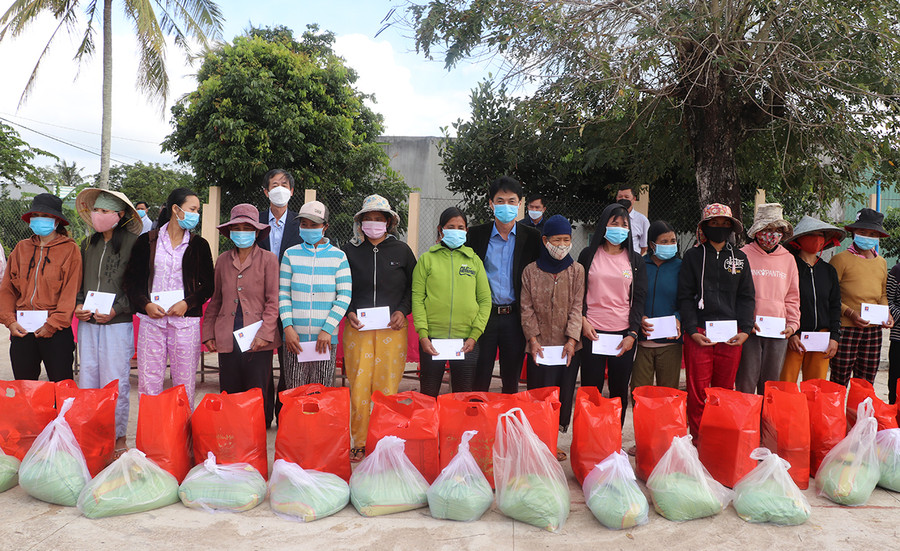 Đoàn công tác tặng 143 suất quà cho hộ nghèo, người đồng bào dân tộc thiếu số làng Kruối Chai (xã Yang Bắc, huyện Đak Pơ). Ảnh: Ngọc Minh Tặng 143 suất quà cho hộ nghèo, người đồng bào dân tộc thiếu số làng Kruối Chai, xã Yang Bắc, huyện Đak Pơ. Ảnh: Ngọc Minh