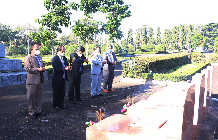 Đoàn cán bộ lãnh đạo tỉnh dâng hương các Anh hùng liệt sĩ, nguyên lãnh đạo tỉnh tại Nghĩa trang Liệt sĩ tỉnh. Ảnh: Quang Tấn