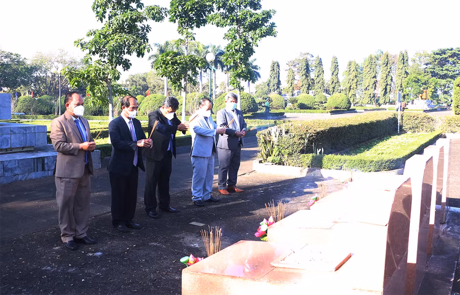 Đoàn cán bộ lãnh đạo tỉnh dâng hương các Anh hùng liệt sĩ, nguyên lãnh đạo tỉnh tại Nghĩa trang Liệt sĩ tỉnh. Ảnh: Quang Tấn