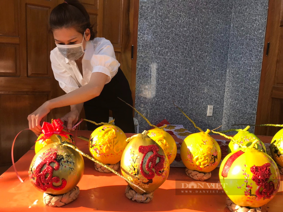 Sản phẩm dừa Tết được trưng bày rất bát mắt, đa dạng phong phú phục vụ người dân chơi Tết Nguyên đán Nhâm Dần 2022. Ảnh: C.T Sản phẩm dừa Tết được trưng bày rất bát mắt, đa dạng phong phú phục vụ người dân chơi Tết Nguyên đán Nhâm Dần 2022. Ảnh: C.T