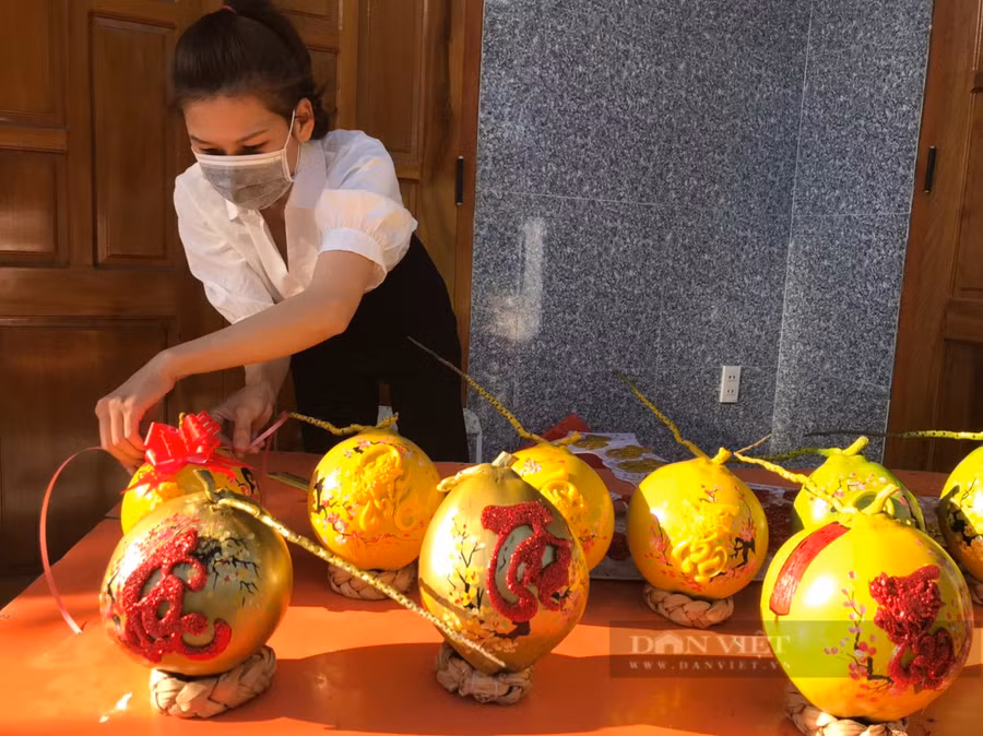  Sản phẩm dừa Tết được trưng bày rất bát mắt, đa dạng phong phú phục vụ người dân chơi Tết Nguyên đán Nhâm Dần 2022. Ảnh: C.T