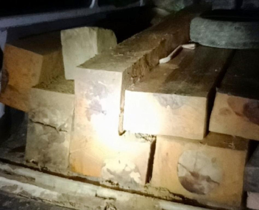 7 phách gỗ lậu trên xe ô tô 16 chỗ BS 92B 003.29. Ảnh: C.X