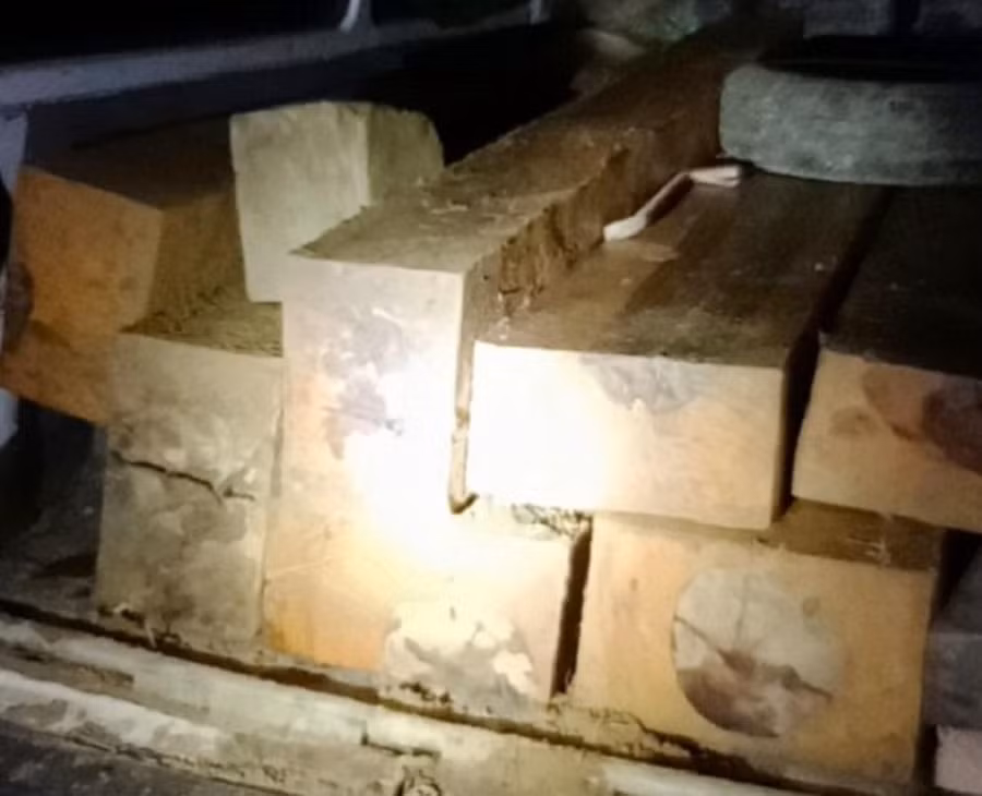 7 phách gỗ lậu trên xe ô tô 16 chỗ BS 92B 003.29. Ảnh: C.X