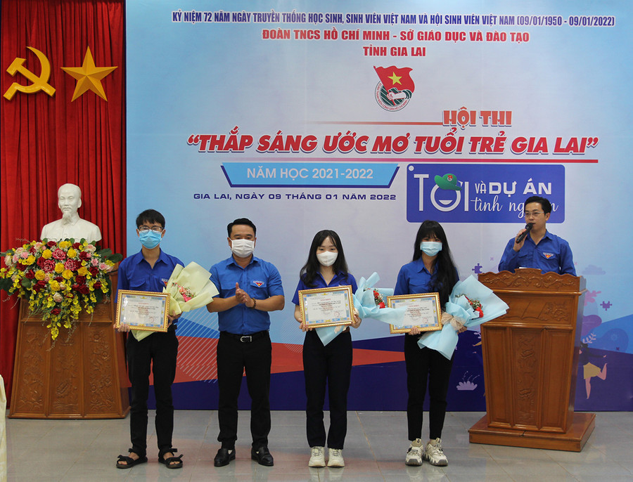 Anh Đỗ Duy Nam (thứ 2 từ trái sang)-Phó Bí thư Tỉnh Đoàn trao giải nhất và giải nhì cho các nhóm tác giả. Ảnh: Phan Lài Anh Đỗ Duy Nam (thứ 2 từ trái qua)-Phó Bí thư Tỉnh Đoàn trao giải nhất và giải nhì cho các nhóm tác giả. Ảnh: Phan Lài