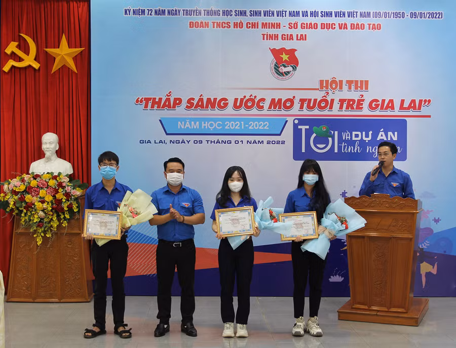 Anh Đỗ Duy Nam (thứ 2 từ trái qua)-Phó Bí thư Tỉnh Đoàn trao giải nhất và giải nhì cho các nhóm tác giả. Ảnh: Phan Lài