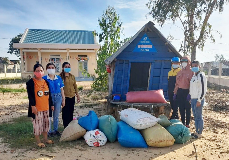Các chi hội chở lúa đến ủng hộ “Kho thóc tình thương” của Hội LHPN xã Chư A Thai, huyện Phú Thiện. Ảnh: Vũ Chi Các chi hội chở lúa đến ủng hộ “Kho thóc tình thương” của Hội LHPN xã Chư A Thai, huyện Phú Thiện. Ảnh: Vũ Chi