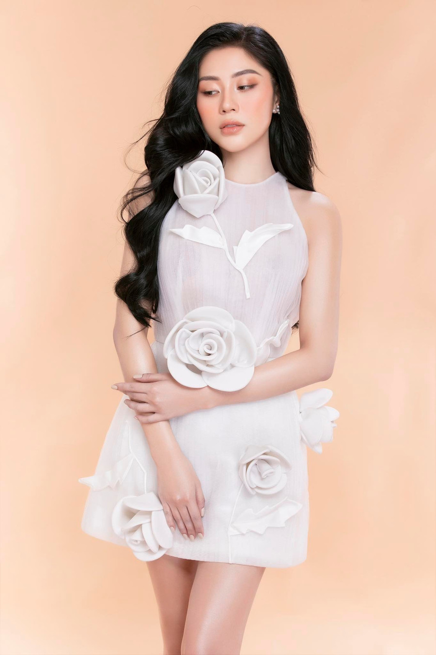 Ngoài hoạt động nghệ thuật, Tô Diệp Hà thử sức với lĩnh vực kinh doanh. Dù dịch bệnh khó khăn nhưng cô vẫn cố gắng để hoàn thành ước mơ có được một thẩm mỹ viện riêng tại Hà Nội. Theo người đẹp sinh năm 1996, đây là kết quả xứng đáng cho những nỗ lực không ngừng của bản thân trong suốt thời gian qua. Ảnh: Lê Thiện Viễn