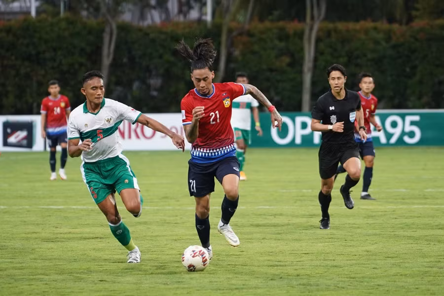 Thất bại của tuyển Lào (phải) trước Indonesia bị nghi dàn xếp tỷ số. Ảnh: AFF