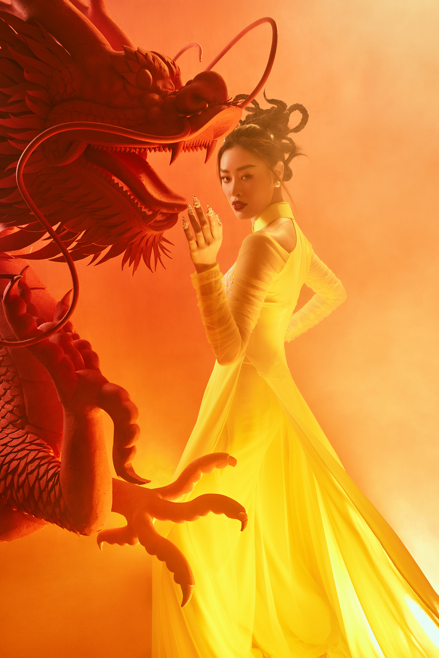 Năm nay, Hoa hậu Khánh Vân sẽ dành nhiều thời gian bên cạnh gia đình trong những ngày Tết. Hoa hậu tiết lộ, thay vì nấu món cà ri gà như mọi năm, mẹ sẽ nấu món chè kho để cả nhà cùng ăn đón mừng năm mới. Ảnh: Nguyễn Long.