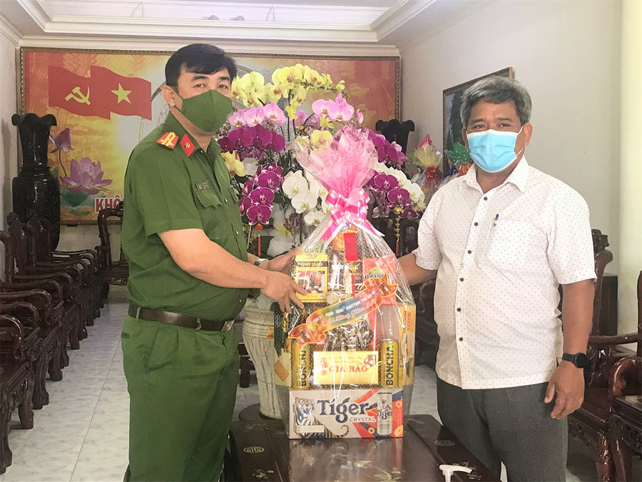 Chủ tịch Ủy ban MTTQ Việt Nam tỉnh Hồ Văn Điềm (bìa phải) tặng quà cho cán bộ, chiến sĩ Trại giam Gia Trung. Ảnh: Lê Đại Chủ tịch Ủy ban MTTQ Việt Nam tỉnh Hồ Văn Điềm (bìa phải) tặng quà cho cán bộ, chiến sĩ Trại giam Gia Trung. Ảnh: Lê Đại