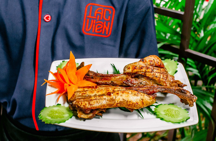 Tại TP. Pleiku rất nhiều quán xá, nhà hàng chuyên bán thịt dê. Ảnh: Khánh Phong