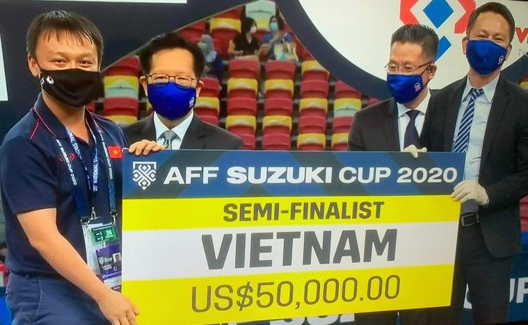 Tối 1.1.2021, trưởng đoàn đội tuyển Việt Nam (trái) nhận thưởng cho tấm huy chương đồng AFF Cup 2020. Ảnh: Chụp màn hình