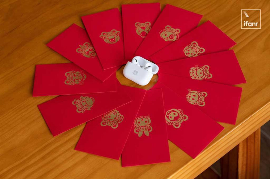 Khách hàng AirPods Pro bản giới hạn Nhâm Dần được tặng 12 phong bì lì xì, tương ứng 12 con giáp của Trung Quốc. Ảnh: @IFANR - WEIBO
