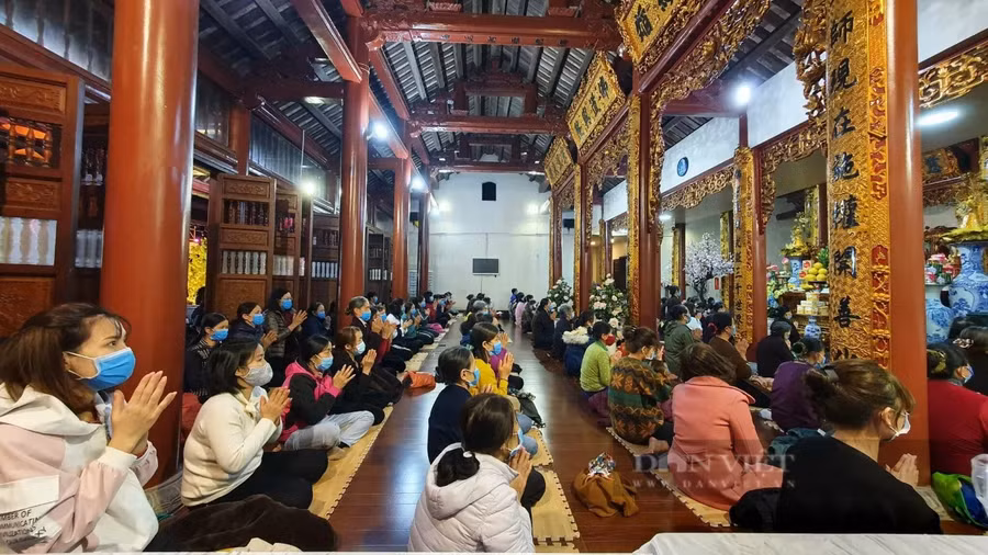 Các tăng ni, phật tử ở nhiều nơi trên khắp cả nước đến lễ chùa. Ảnh: TBH