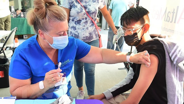 Nhân viên y tế tiêm vaccine phòng COVID-19 cho trẻ em tại Los Angeles, California (Mỹ) ngày 17/8/2021. Ảnh: AFP/TTXVN