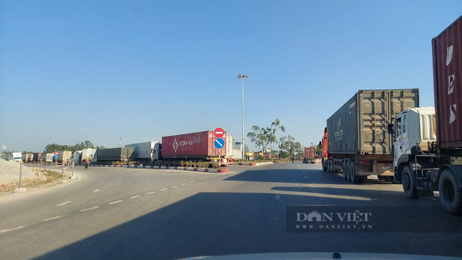 Xe tải ùn tắc tại lối vào cửa khẩu Bắc Luân 2 trong thời gian phía Đông Hưng (Trung Quốc) tạm dừng thông quan. Ảnh: Nguyễn Quý Xe tải ùn tắc tại lối vào cửa khẩu Bắc Luân 2 trong thời gian phía Đông Hưng (Trung Quốc) tạm dừng thông quan. Ảnh: Nguyễn Quý