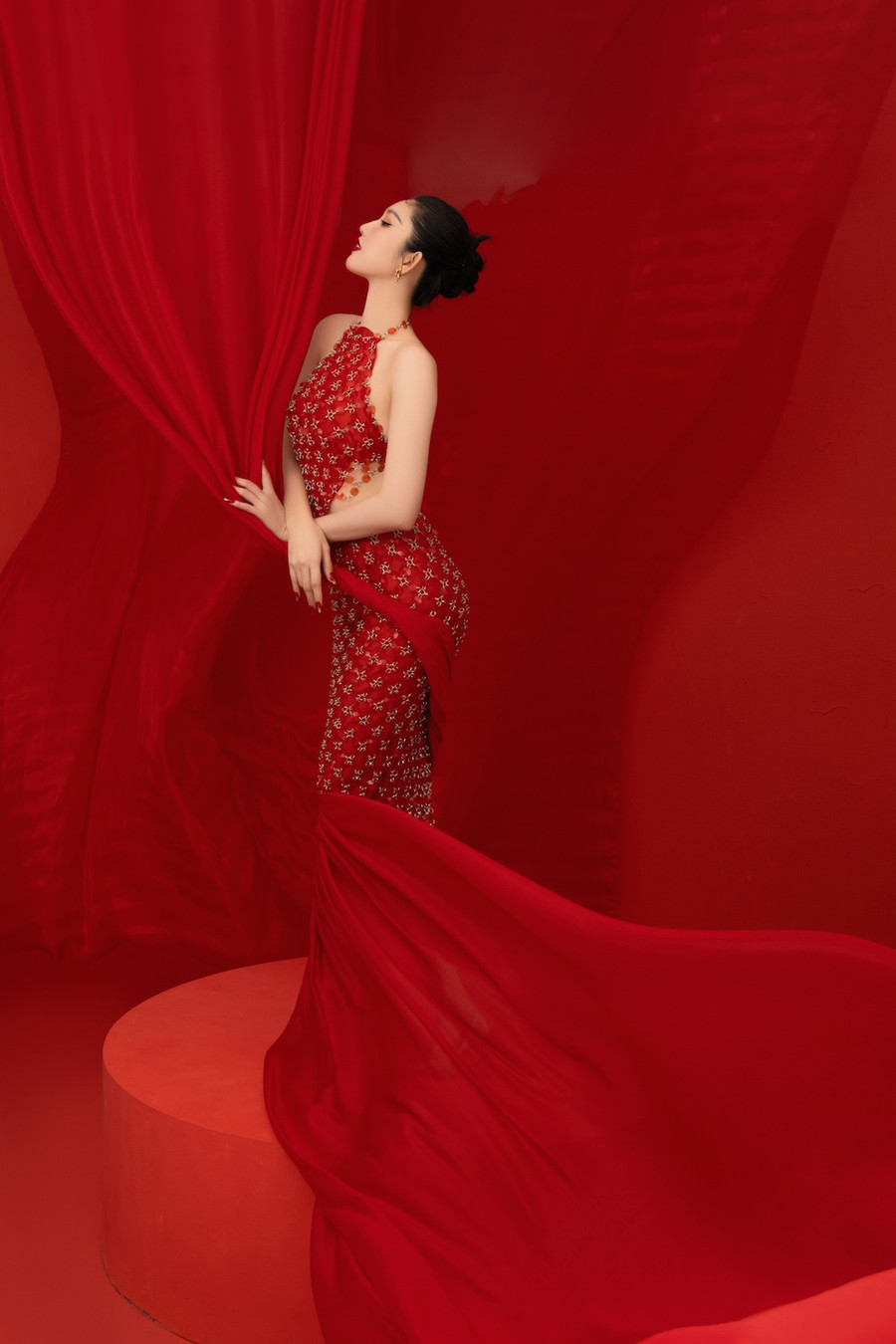 “Năm Nhâm Dần, Thúy Ngân chúc tất cả quý khán giả và người thân, người thương của quý vị năm mới sức khỏe dẻo dai, công việc thuận lợi thăng tiến dài dài, phi những nước đại tiến tới thành công trong tương lai”, Thúy Ngân viết. Ảnh: NVCC