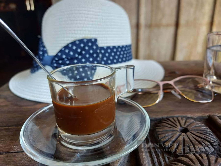 Ly cà phê Ban Mê. Cà phê ở đây thơm ngon không nơi sánh bắng, đặc sánh mang màu cánh gián. Ảnh: Nhật Hà