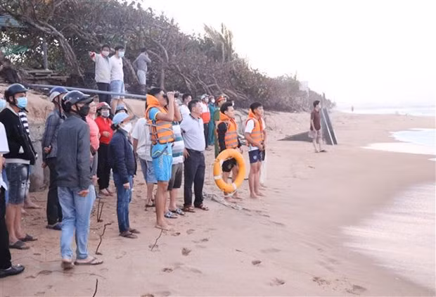 Khu vực bãi biển đường Trần Phú, phường 7, thành phố Tuy Hòa, Phú Yên nơi hai học sinh bị sóng biển cuốn mất tích. (Ảnh: Phạm Cường/TTXVN)