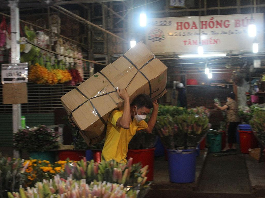 Những người không ngủ ở chợ hoa tươi Đầm Sen (Q.11, TP.HCM). Đêm xuống, những thanh niên đẩy, vác kiện hoa đi phăm phăm trong lòng chợ. Ảnh: Thúy Hằng Những người không ngủ ở chợ hoa tươi Đầm Sen (Q.11, TP.HCM). Đêm xuống, những thanh niên đẩy, vác kiện hoa đi phăm phăm trong lòng chợ. Ảnh: Thúy Hằng
