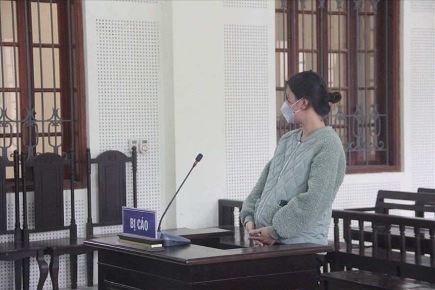 Hồ Khánh Ly (SN 1991) trú xã Nghi Xuân, huyện Nghi Lộc, tỉnh Nghệ An bi truy tố về tội “Lừa đảo chiếm đoạt tài sản”. Ảnh: HĐ  Hồ Khánh Ly (SN 1991) trú xã Nghi Xuân, huyện Nghi Lộc, tỉnh Nghệ An bi truy tố về tội “Lừa đảo chiếm đoạt tài sản”. Ảnh: HĐ