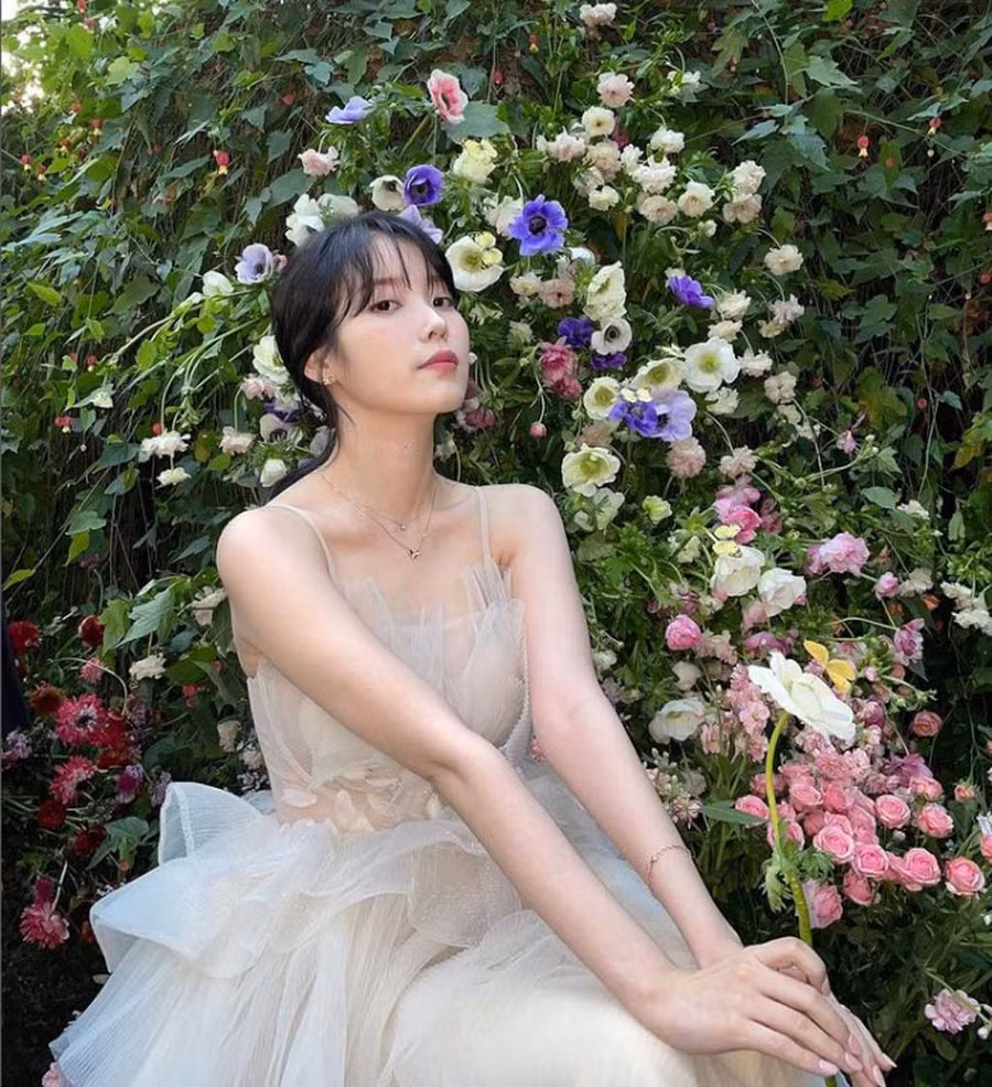 IU được khen ngợi vì nét tinh khôi và trẻ trung. Ảnh: INSTAGRAM NV