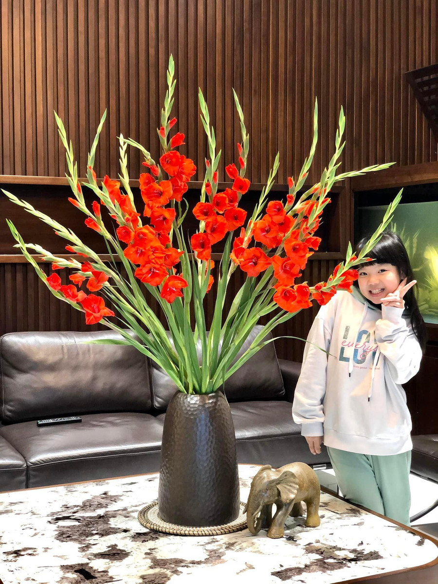 "Nhiều khi một bó hoa lay ơn trong nhà phải thay hết mấy chiếc bình gốm khác nhau. Vì cắm xong cái bình nào, khách thấy đẹp quá là mua luôn". Ảnh: Thảo Phạm