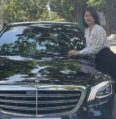 Hằng bên ô tô tiền tỉ của mình. Ảnh: Nguyễn Long