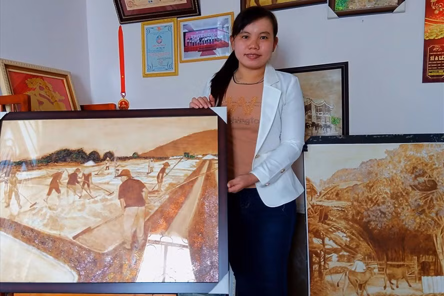 Họa sĩ Lê Thị Út và tác phẩm của mình. Ảnh: NVCC