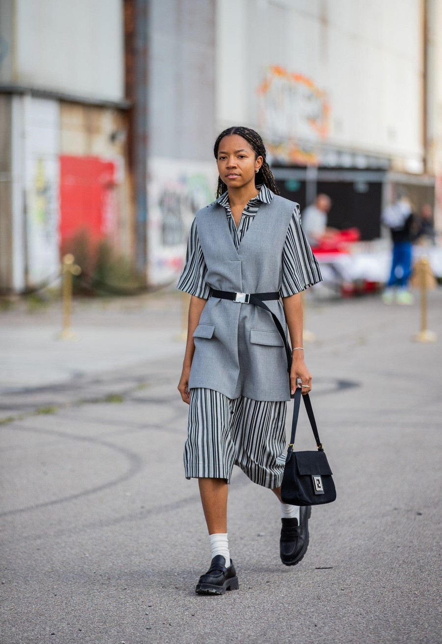  Thắt lưng vải tưởng nhàm chán mà lại đẹp không tưởng với nét độc đáo và cá tính riêng. Váy sơ mi dáng dài, khoác ngoài cùng một chiếc áo vest với điểm nhấn là thắt lưng vải hiện đang là xu hướng.