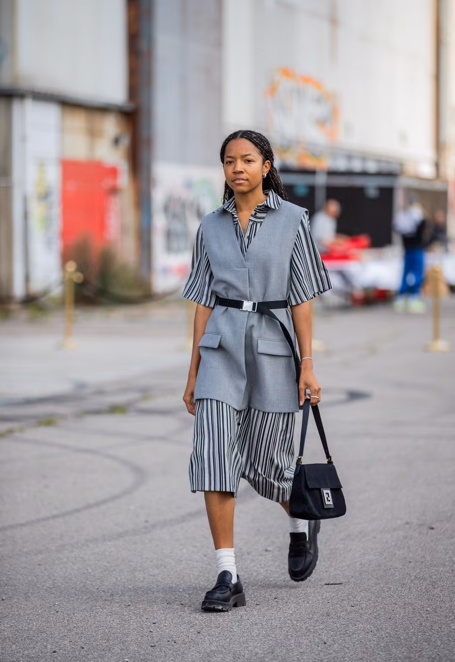  Thắt lưng vải tưởng nhàm chán mà lại đẹp không tưởng với nét độc đáo và cá tính riêng. Váy sơ mi dáng dài, khoác ngoài cùng một chiếc áo vest với điểm nhấn là thắt lưng vải hiện đang là xu hướng.