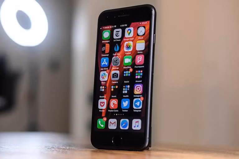 Không có khác biệt trong thiết kế của iPhone SE 2022 so với tiền nhiệm. Ảnh: AFP