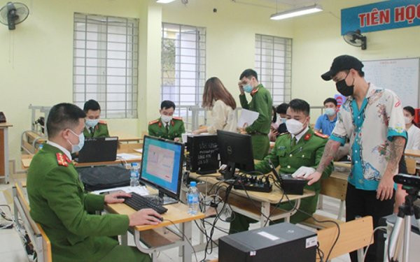 Công an quận Hoàng Mai phối hợp Công an phường Mai Động làm thủ tục cấp căn cước công dân gắn chíp tại điểm tiêm chủng.