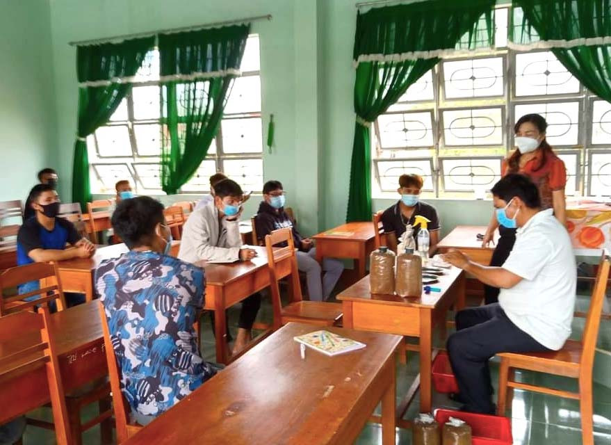 Trung tâm Giáo dục nghề nghiệp-Giáo dục thường xuyên huyện Kbang tổ chức lớp hướng dẫn kỹ thuật trồng nấm cho học viên. Ảnh: Ngọc Minh