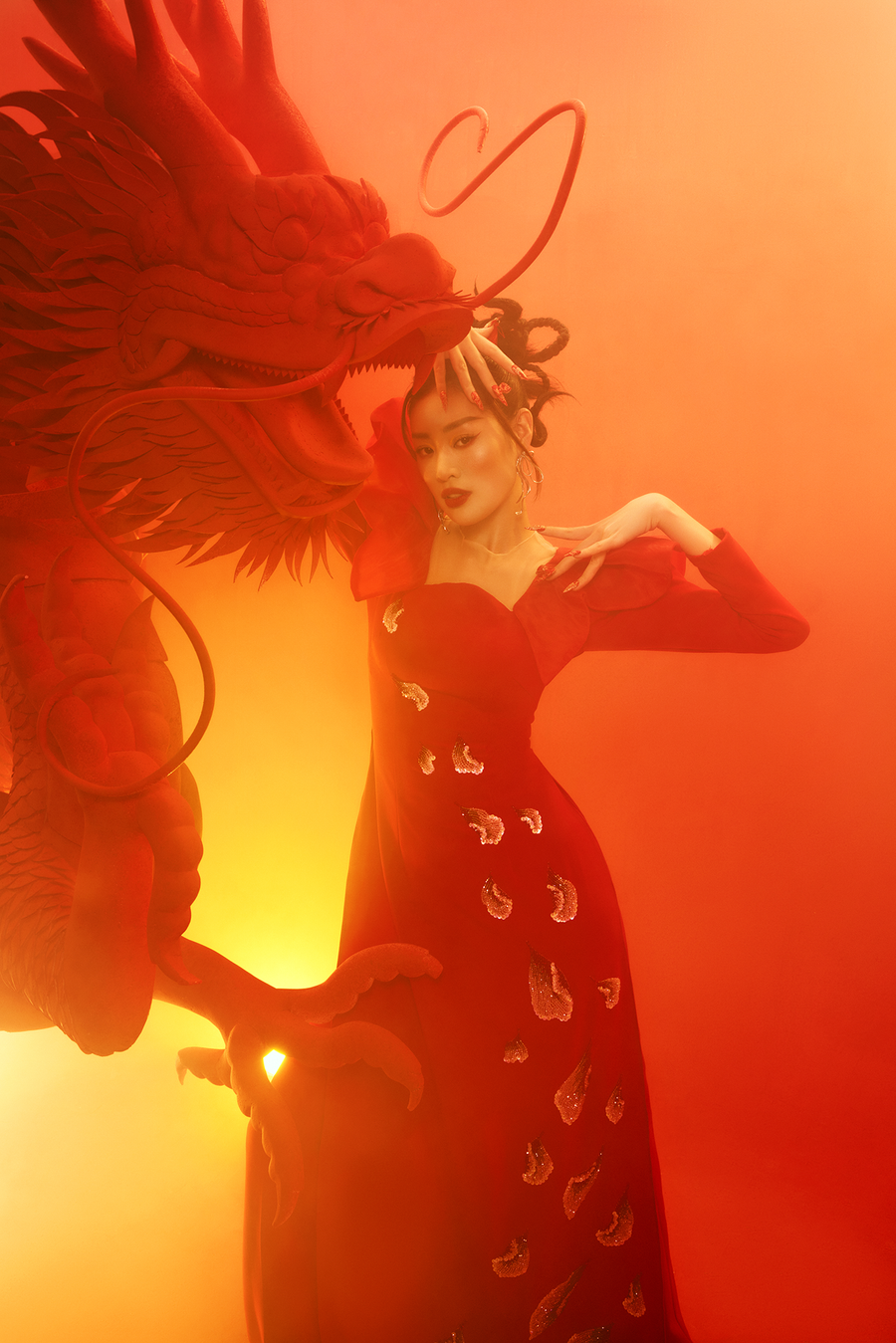 Khoác lên người chiếc áo dài truyền thống, Hoa hậu Khánh Vân khoe khéo đường cong vóc dáng. Ảnh: Nguyễn Long.