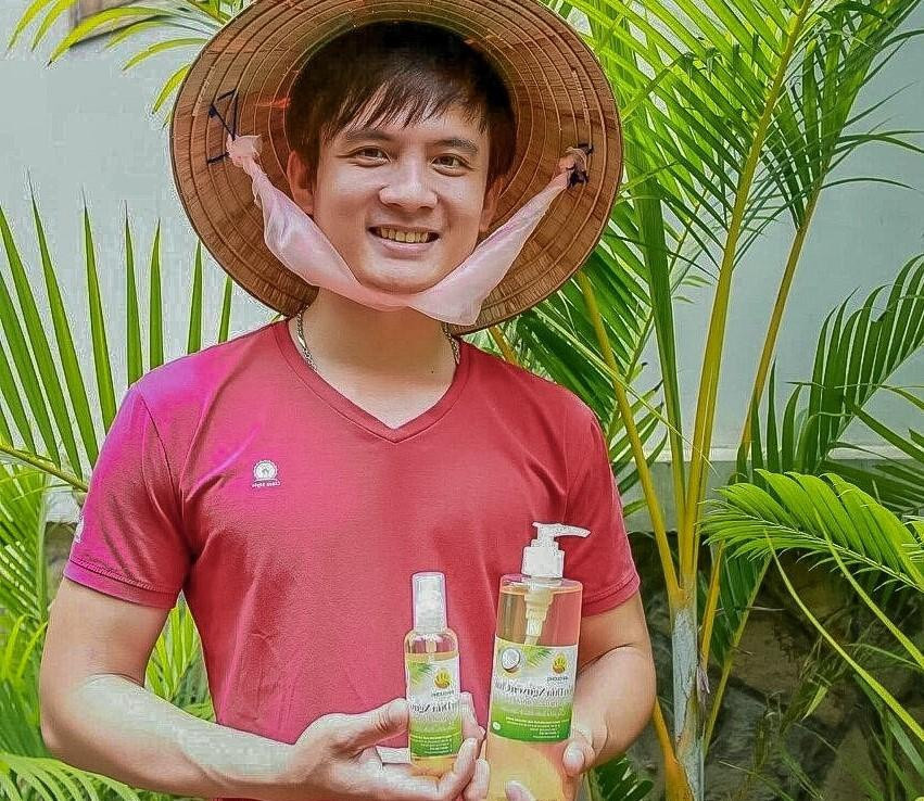 Anh Dương và sản phẩm dầu dừa. Ảnh: Duy Tân