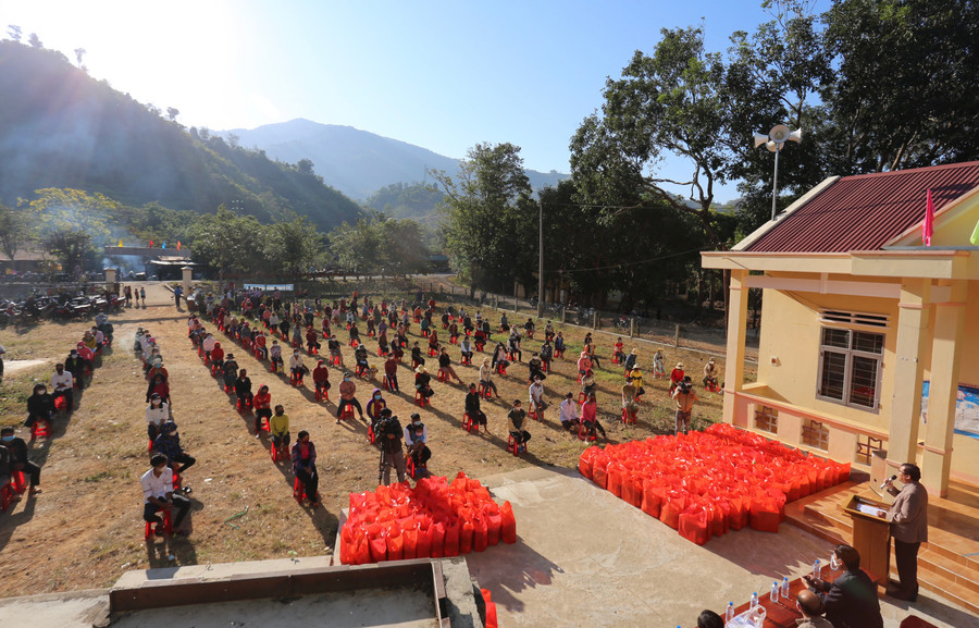 Người dân đến nhận quà được bố trí chỗ ngồi đảm bảo khoảng cách, an toàn phòng-chống dịch Covid-19. Ảnh: Văn Ngọc