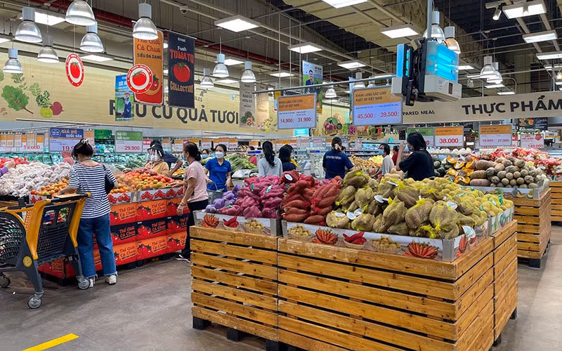  Người dân mua hàng tại Siêu thị Emart Gò Vấp thuộc Tập đoàn Thaco (TP Hồ Chí Minh). Ảnh: Thanh Hiền