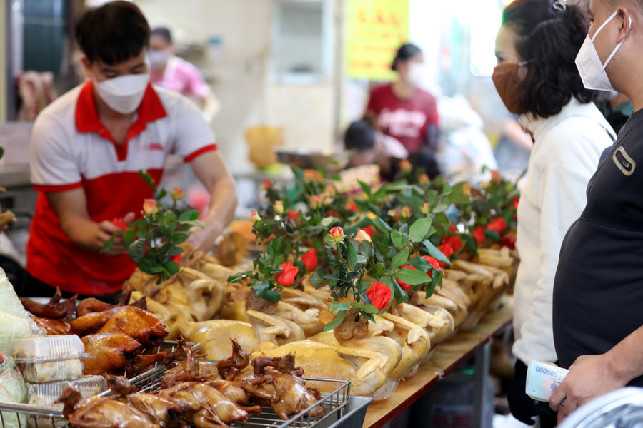 Gà ngậm hoa hồng là mặt hàng đắt khách nhất tại chợ Hàng Bè trong những ngày cận tết. Ảnh: Ngọc Thắng