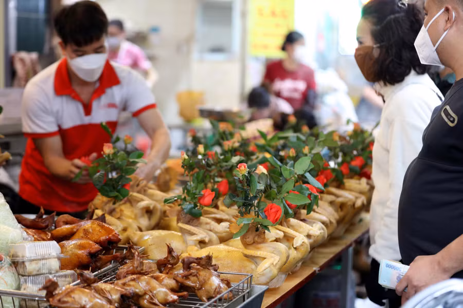 Gà ngậm hoa hồng là mặt hàng đắt khách nhất tại chợ Hàng Bè trong những ngày cận tết. Ảnh: Ngọc Thắng Gà ngậm hoa hồng là mặt hàng đắt khách nhất tại chợ Hàng Bè trong những ngày cận tết. Ảnh: Ngọc Thắng
