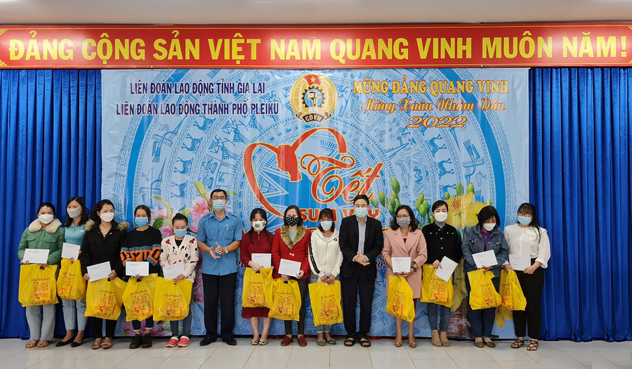 Liên đoàn Lao động TP. Pleiku tổ chức trao quà cho đoàn viên, lao động nghèo. Ảnh: Đinh Yến  LĐLĐ TP. Pleiku tổ chức trao quà cho đoàn viên, lao động nghèo. Ảnh: Đinh Yến