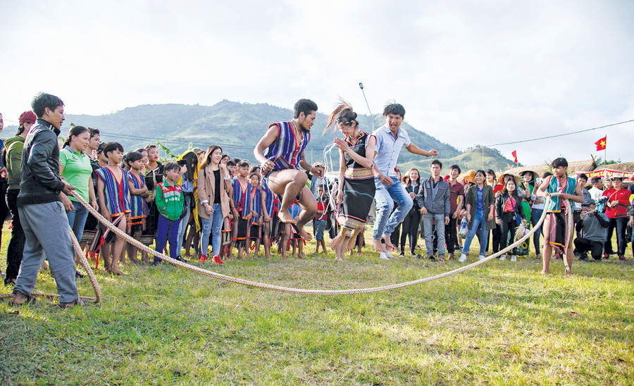 Vui chơi trong ngày hội. Ảnh: Nguyễn Linh Vinh Quốc Vui chơi trong ngày hội. Ảnh: Nguyễn Linh Vinh Quốc